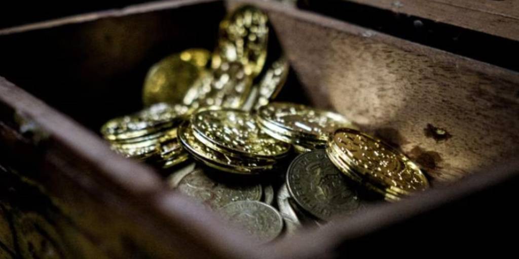 ¡Increíble! Hombre encuentra joyas de oro de hace 500 años con un detector de metal