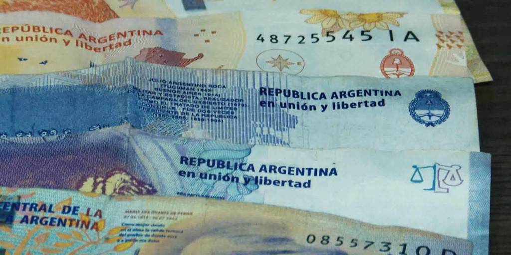 Muchos comerciantes en Bolivia rechazan los pesos argentinos