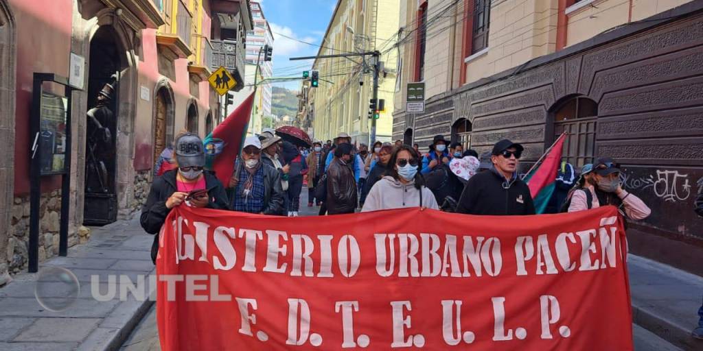 Los maestros urbanos de La Paz marchan en el centro de La Paz.