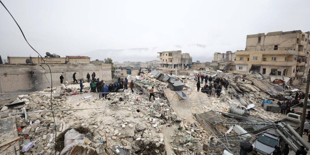 Rescatistas trabajan en el lugar de un edificio derrumbado tras un terremoto en la ciudad de Armanaz, Gobernación de Idlib, Siria.