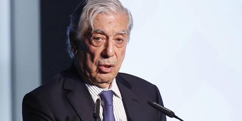 Macron recibe el jueves a Vargas Llosa, nuevo paso hacia la Academia Francesa