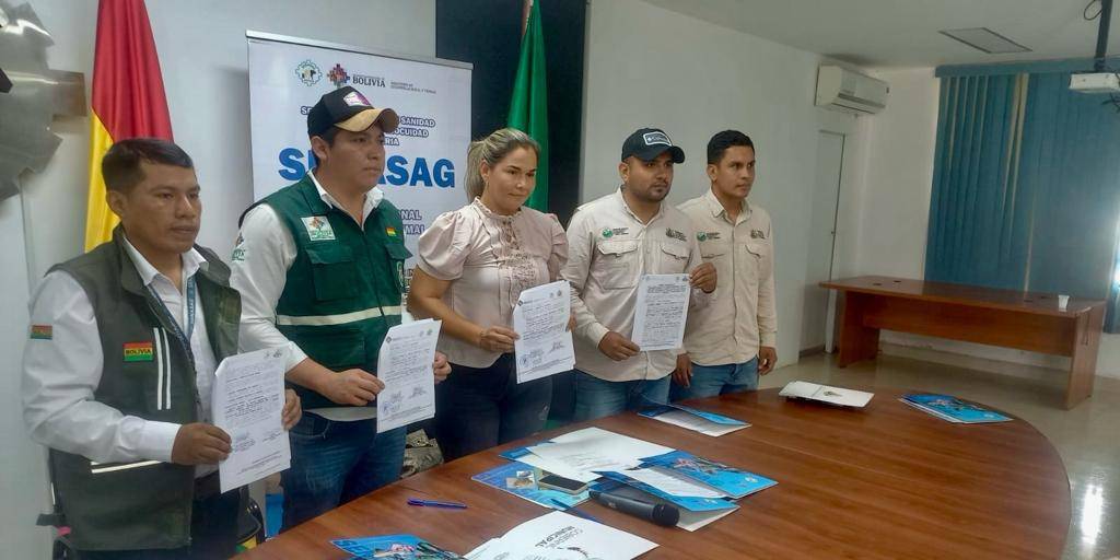 Firma del convenio con el Senasag