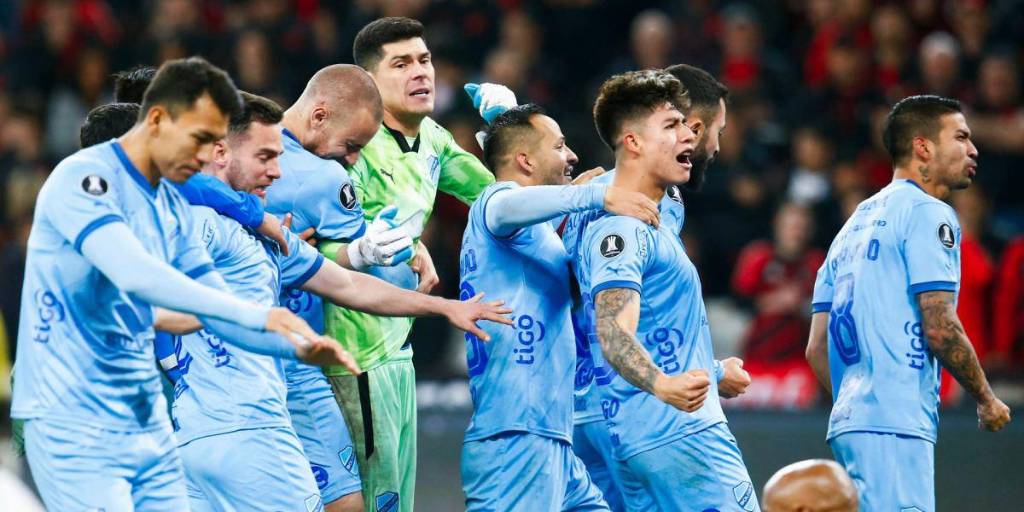 Bolívar festejando ante Paranaense, la clasificación a cuartos de final.
