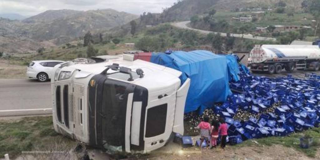El camión que volcó en la ruta Oruro - Cochabamba.