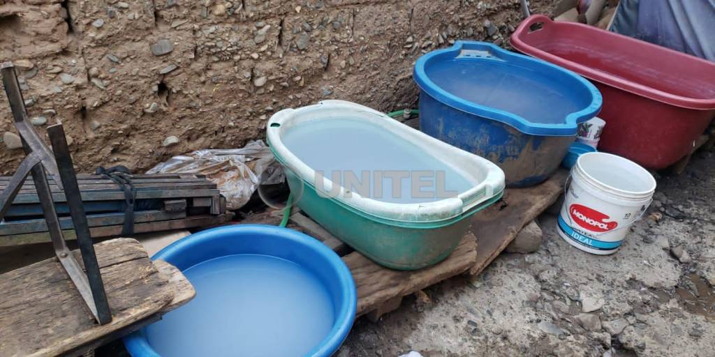 Los vecinos en El Alto se ven obligados a recolectar agua en baldes