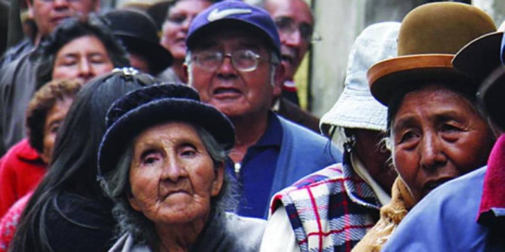 Foto referencial de un grupo de jubilados que se forma en una fila para cobrar su renta.