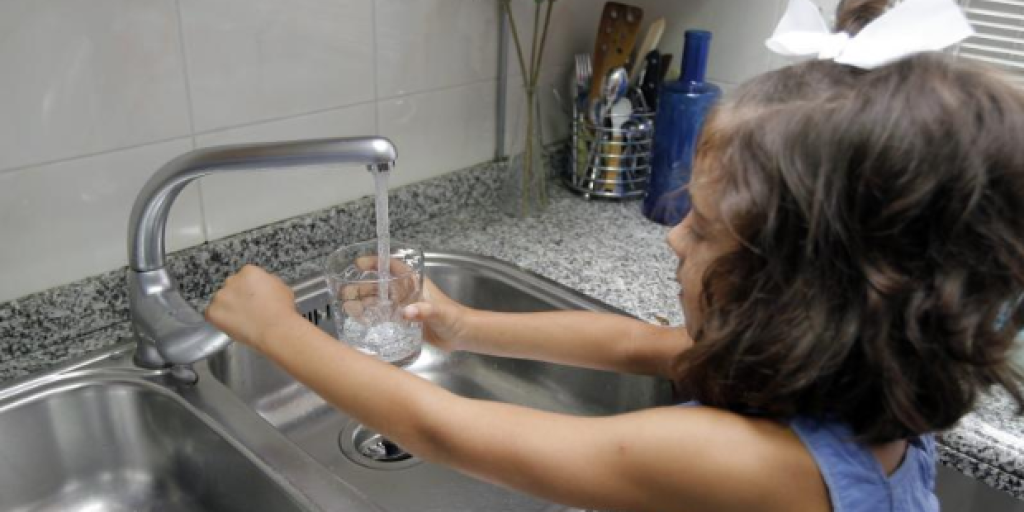 Especialistas recomiendan no consumir agua directamente del grifo