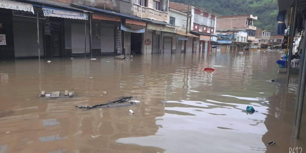 Una de las principales avenidas de Guanay quedó inundado