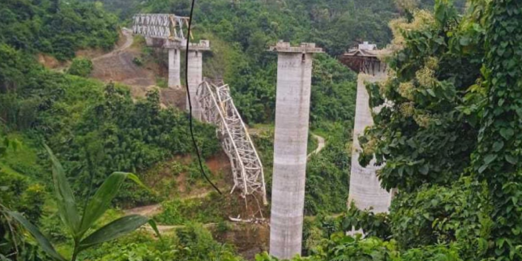 El puente derrumbado en India.