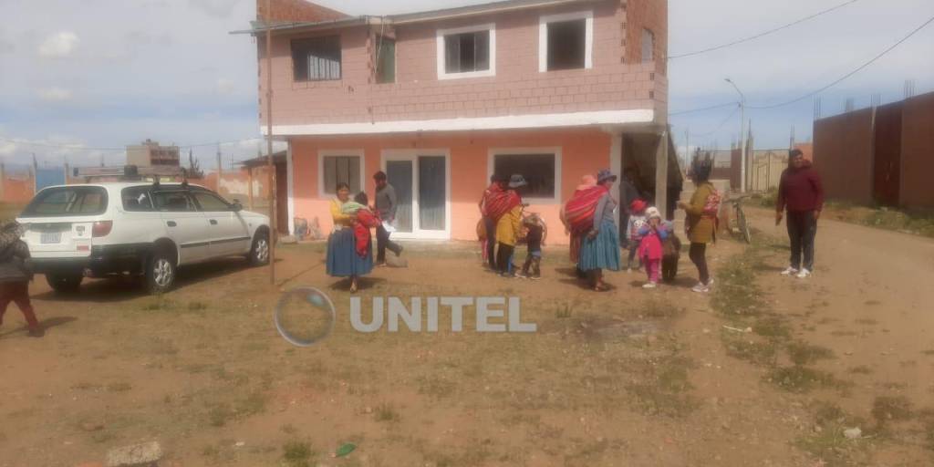 Los padres y sus hijos revisan la sede que será usada como escuela en el barrio Unificada de El Alto.