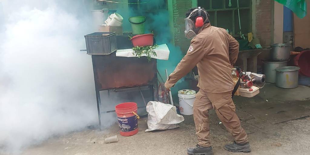Trabajos de fumigación en el municipio de Caranavi
