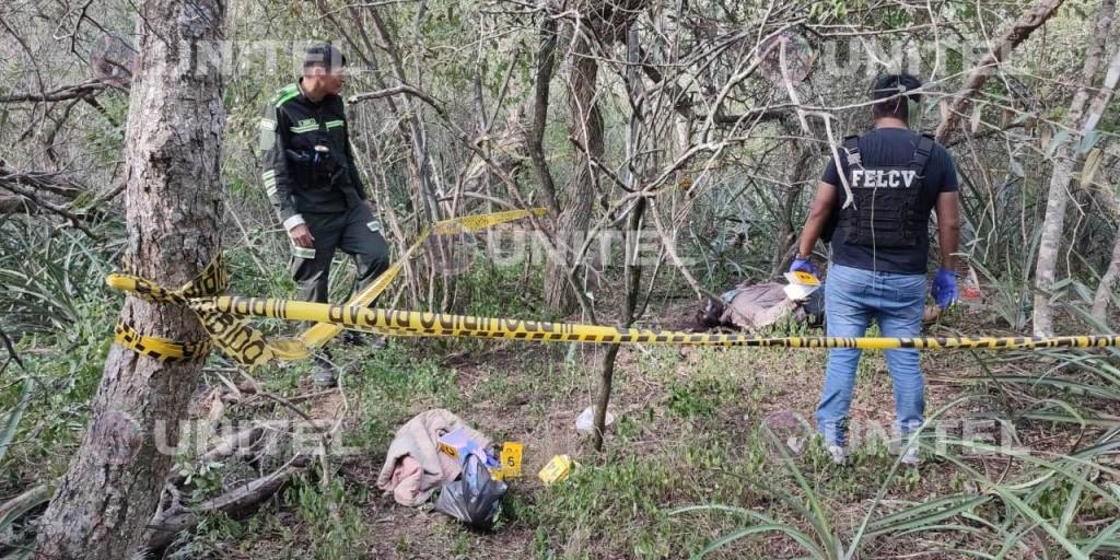La Policía llegó hasta el lugar donde fue hallado el cuerpo del feminicida