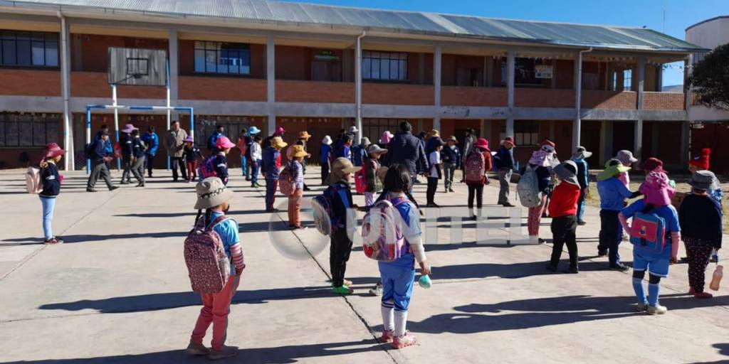 Así asistieron este miércoles los escolares en Jesús de Machaca, La Paz