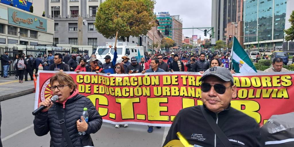Los maestros urbanos marchan en el centro de La Paz.