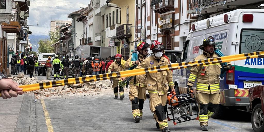 Bomberos ayudan con los daños ocasionados por el sismo en la ciudad de Cuenca, Ecuador.