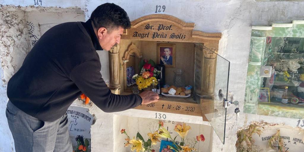Entre rezos y flores, familias recuerdan a sus seres queridos en los  cementerios