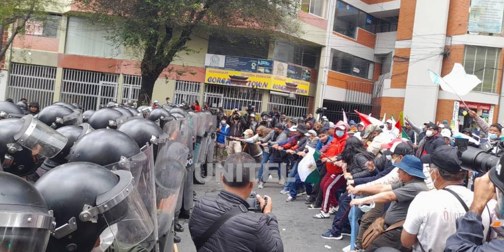 Maestros protestan frente a la Policía en inmediaciones del Ministerio de Educación, en La Paz.