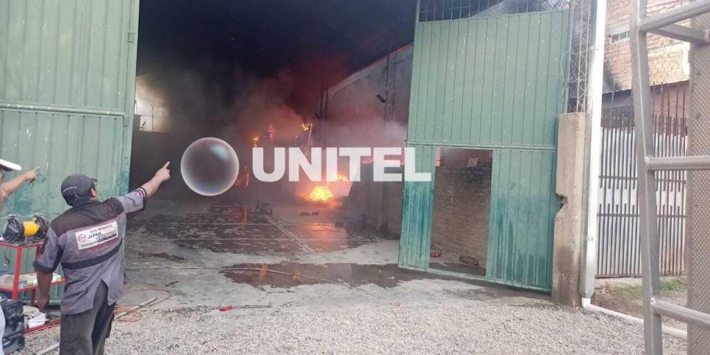 Incendio en el taller en Vinto.