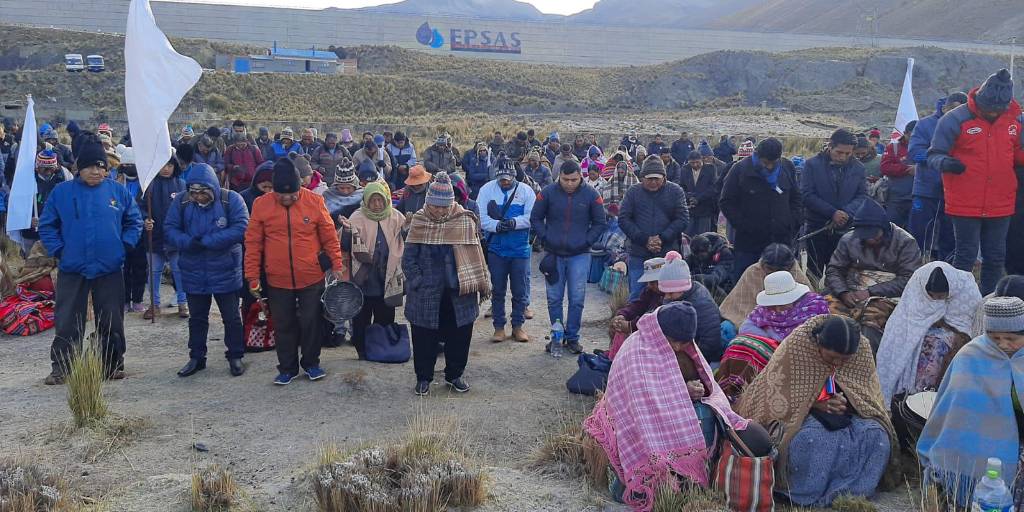 Las personas que se concentran en la represa de Hampaturi para pedir agua.