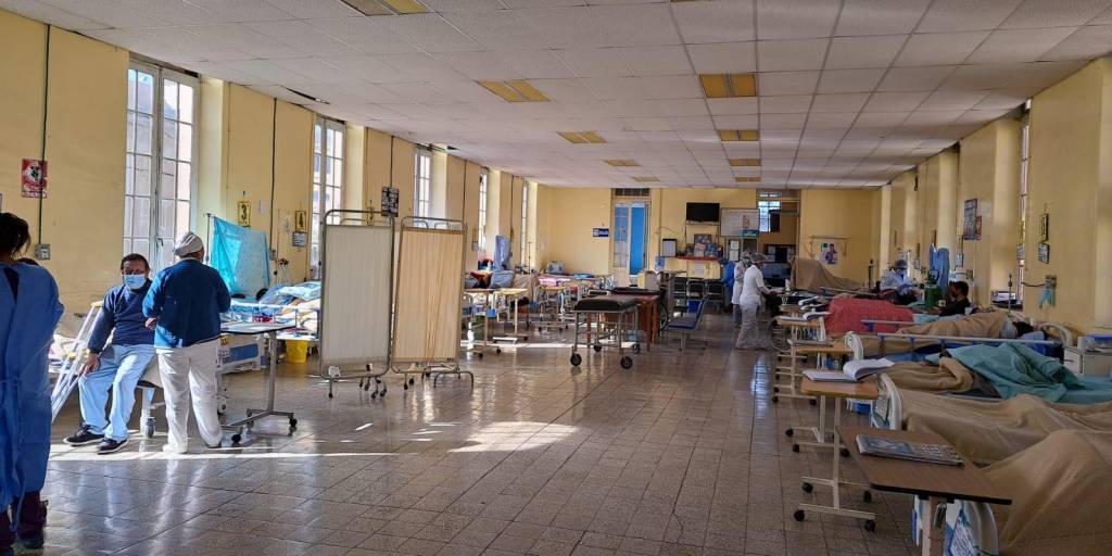 La sala de la Unidad de Traumatología del Hospital de Clínicas de La Paz está llena.