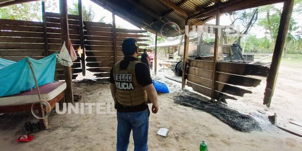 Un efectivo policial revisa uno de los bienes de Las Parabas que fue avasallado la semana pasada.