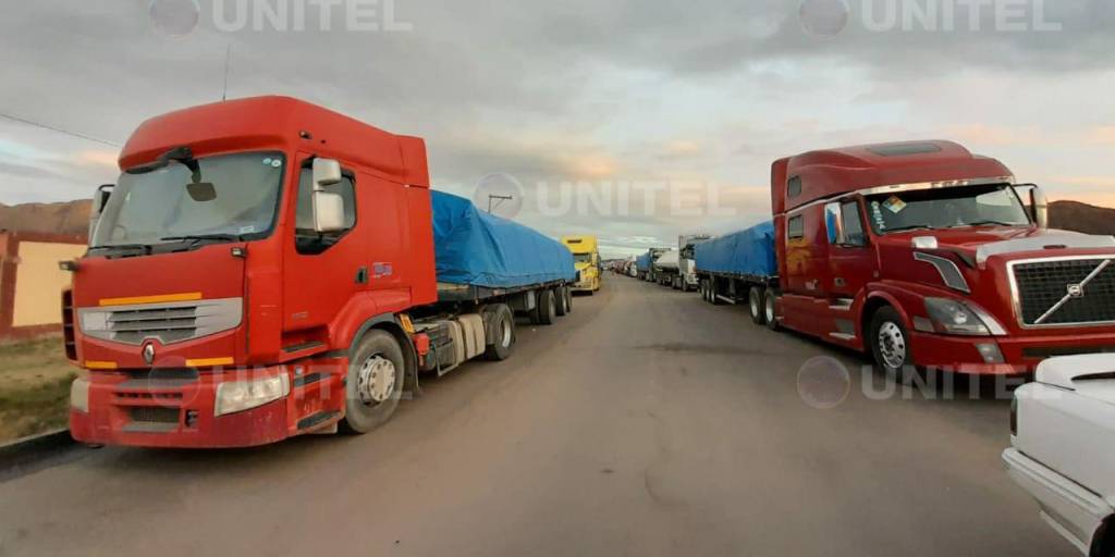 Camiones parados en frontera con Perú