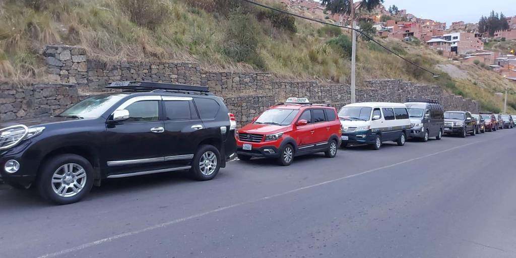 Filas de vehículos en la avenida Zabaleta