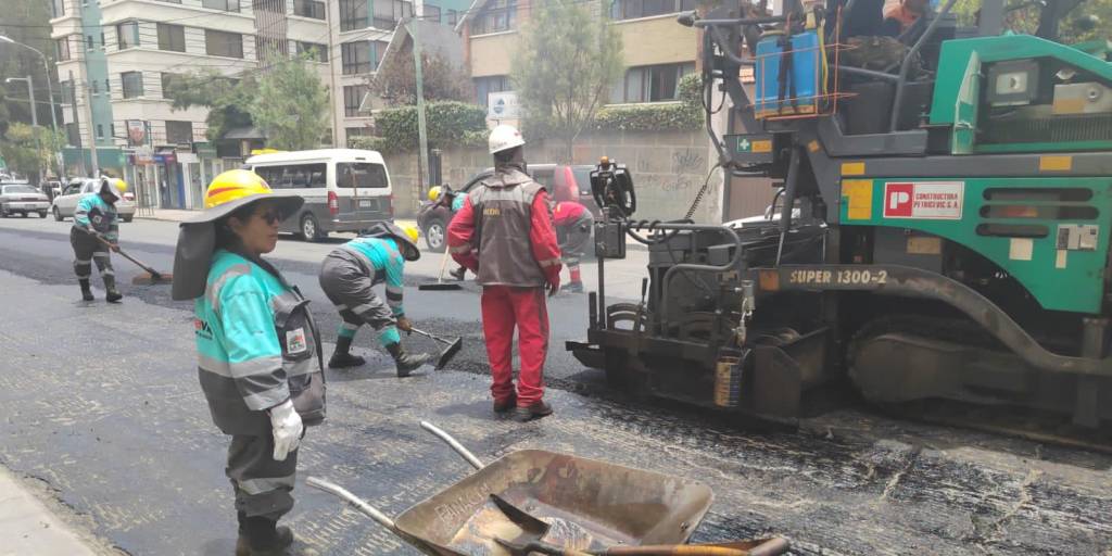 Funcionarios asfaltan una calle de la ciudad de La Paz.