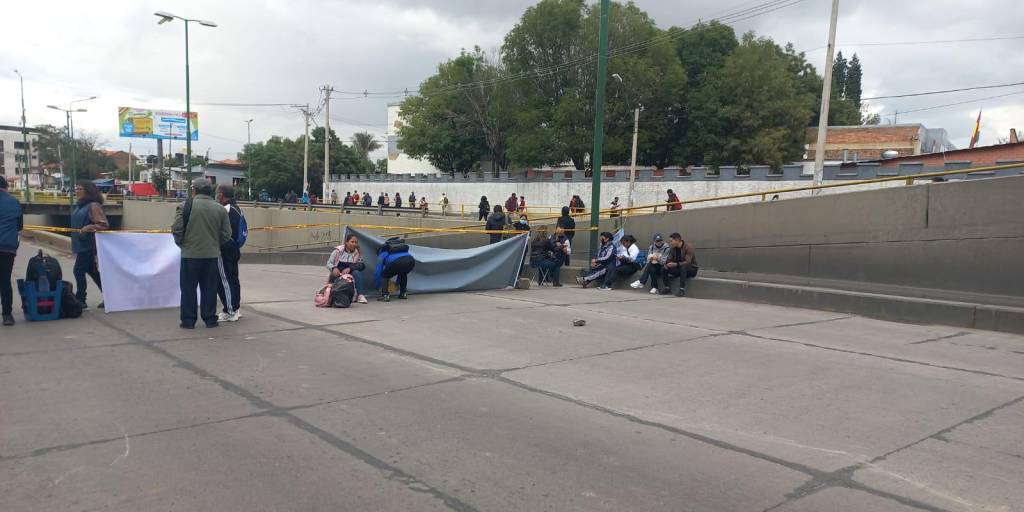 Maestros en uno de los puntos de bloqueo en la avenida Muyurina.