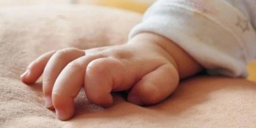 Imagen referencial de la mano de un bebé.