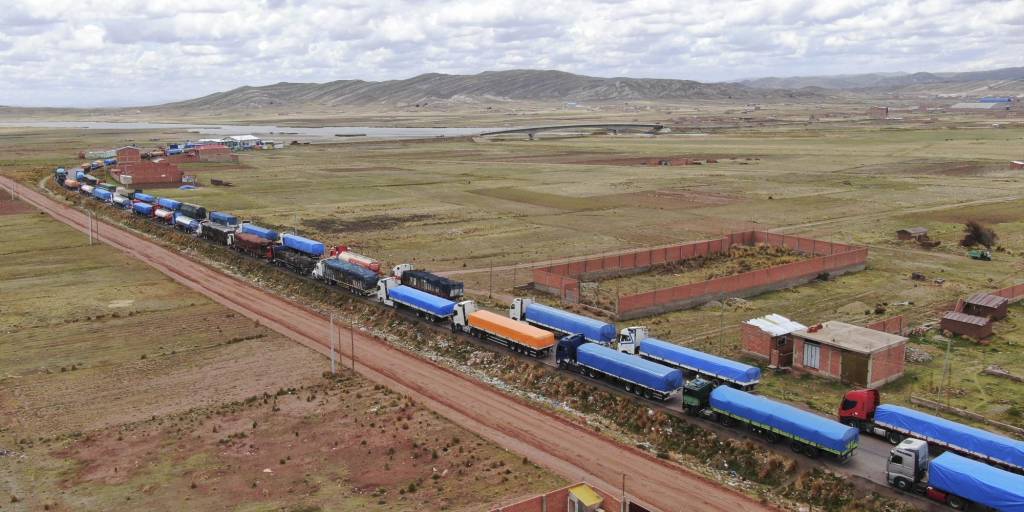 Decenas de camiones bolivianos permanecen varados desde el 4 de enero en el punto fronterizo de Desaguadero