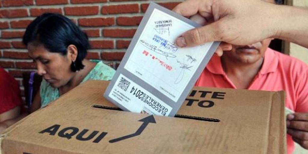 Una persona deposita la papeleta electoral en una elección en Bolivia.