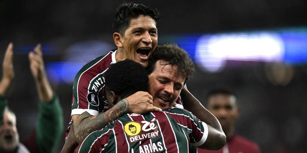 Los jugadores de Fluminense se abrazan con el DT Diniz tras el primer tanto del compromiso.