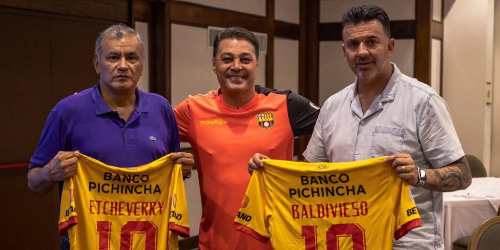 El ‘Diablo’ Etcheverry y el ‘Emperador’ Baldivieso fueron homenajeados por su paso en el club ecuatoriano.