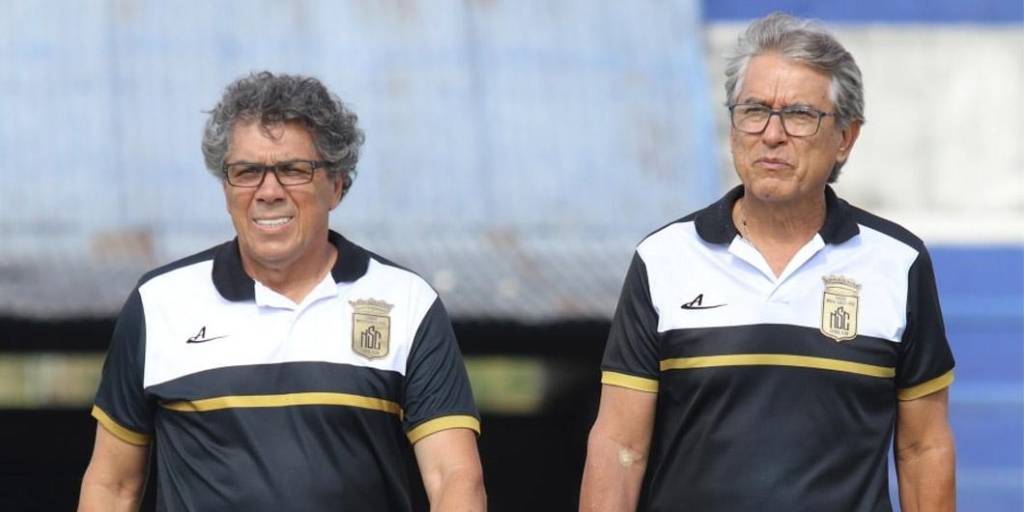 El técnico ‘Copito’ Andrada y el Director Deportivo, Carlos Aragonés, no ocultaron su molestia por el arbitraje.