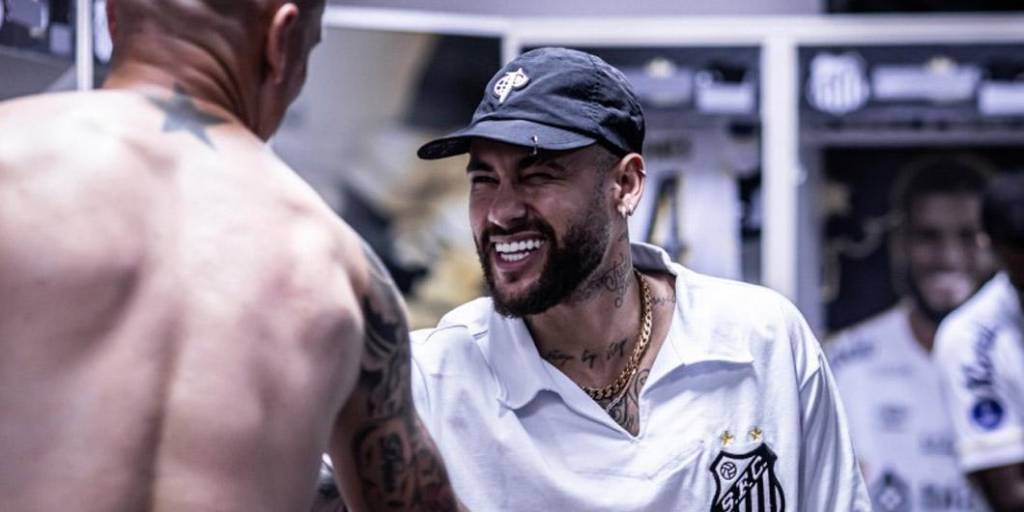 El astro visitó al equipo de Santos mucho antes de los malos resultados que llevaron al equipo al descenso.