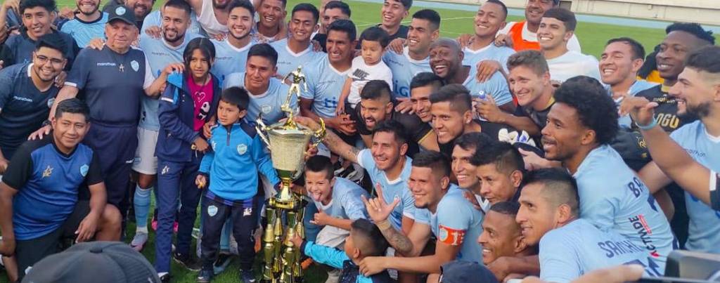 Los jugadores de Aurora celebraron la obtención de la Copa Cochabamba tras vencer a Wilstermann.