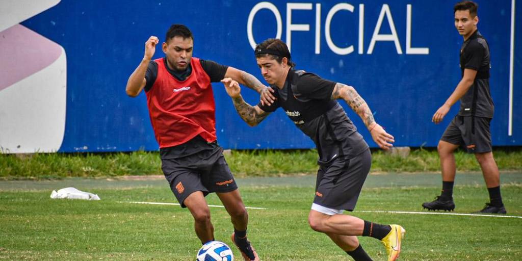 El defensor Gonzalo Castillo (D) es pieza clave en la defensa del equipo aurinegro. Será titular en Perú.