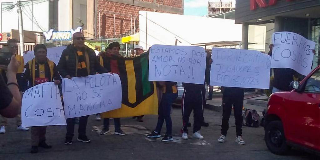 Hinchas del Tigre se hizo presente en oficinas de la FBF para protestar contra la anulación del torneo.