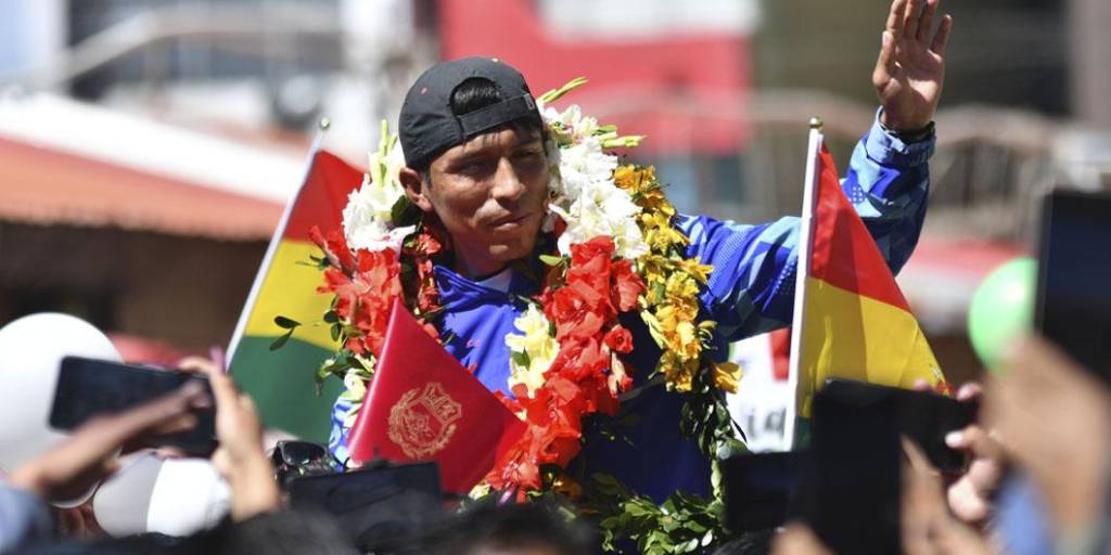 El fondista Héctor Garibay fue recibido como todo un héroe en su natal Oruro tras ganar la Maratón CDMX.
