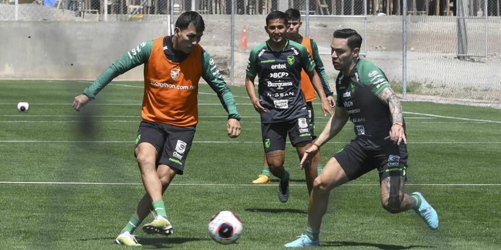 Jesús Sagredo disputa el balón ante el atacante Algarañaz. Ambos jugadores pertenecen al club Bolívar.