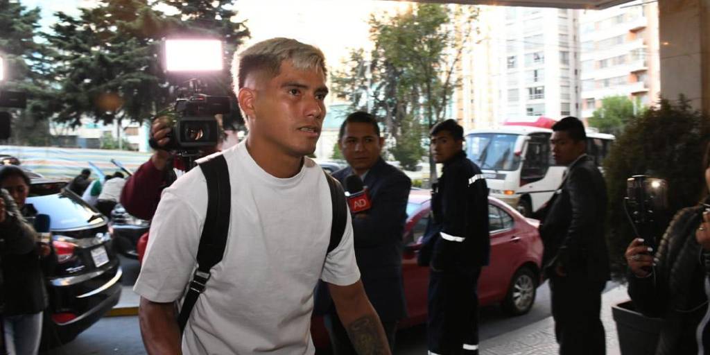 El jugador Julio Herrera, de Always Ready, llegó al hotel de concentración para sumarse a la Verde.