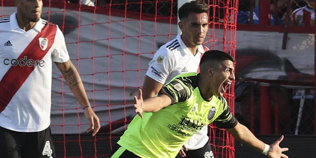 El jugador Mauro Peinpil anotó el tanto que le dio la victoria a Barrancas Central en su partido ante River.