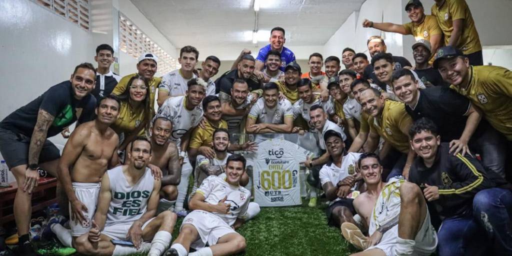 Los jugadores de Real Santa Cruz celebraron la victoria ante Nacional en el vestuario de su estadio.