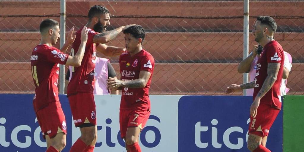 Los jugadores de Guabirá celebran el tanto de Peredo, que significó el 1-1 parcial para la Furia Roja.