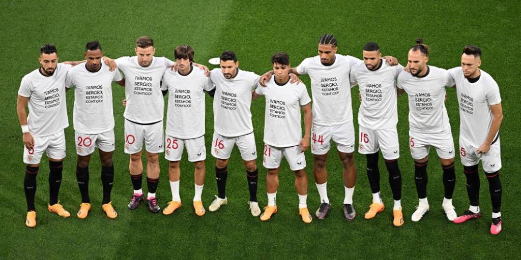 Los jugadores del Sevilla, titulares ante la Roma, le dedicaron un mensaje de apoyo a su excompañero.