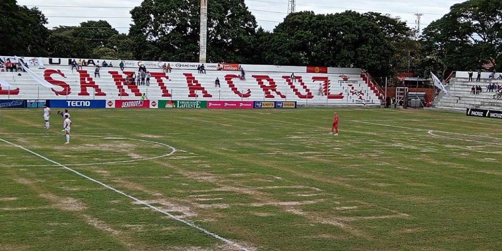 Así estaba el campo de juego del estadio de Real Santa Cruz en el compromiso entre el albo y Tomayapo.