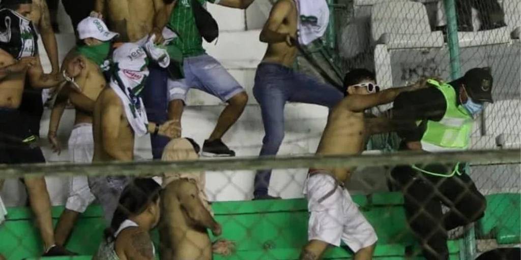 No es la primera vez que los barras de Oriente Petrolero tienen enfrentamientos con la Policía en el estadio.