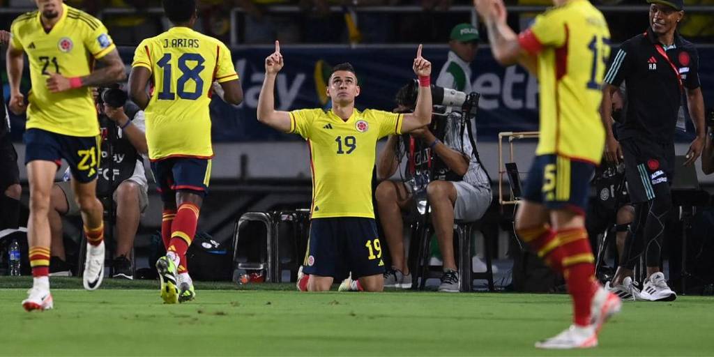 Santos Borré festeja el primer tanto de Colombia