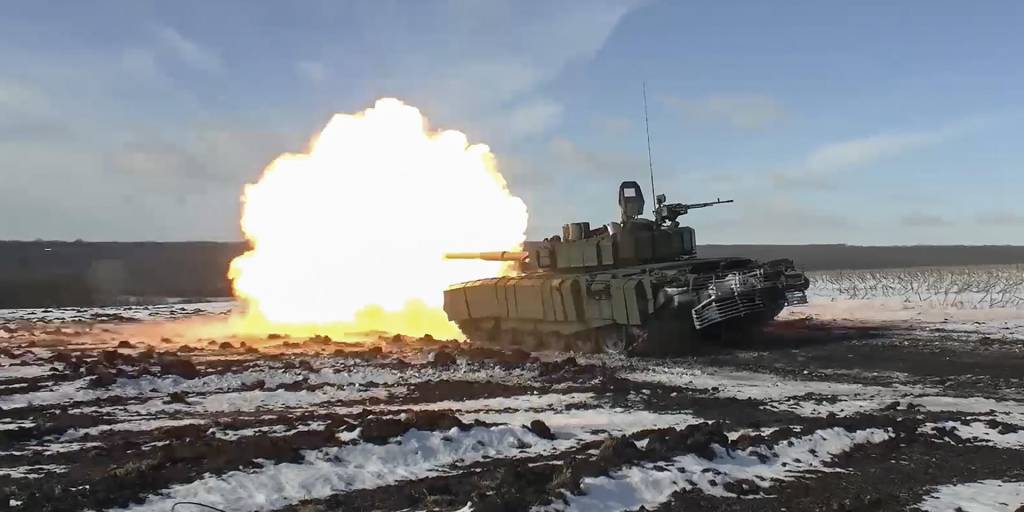 Un tanque de batalla ruso T-90 disparando contra un lugar no revelado en la región de Donetsk, Ucrania